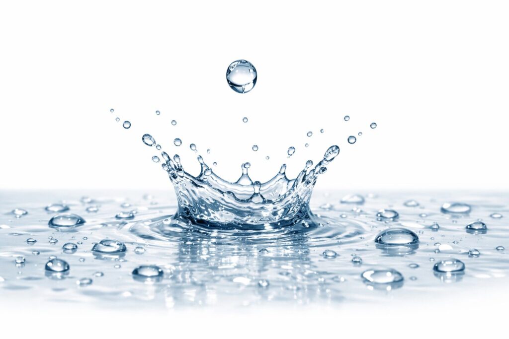 40代デパコス美容液おすすめ記事の導入文に使用する、水面にやわらかな光が差し込む上質なイメージ