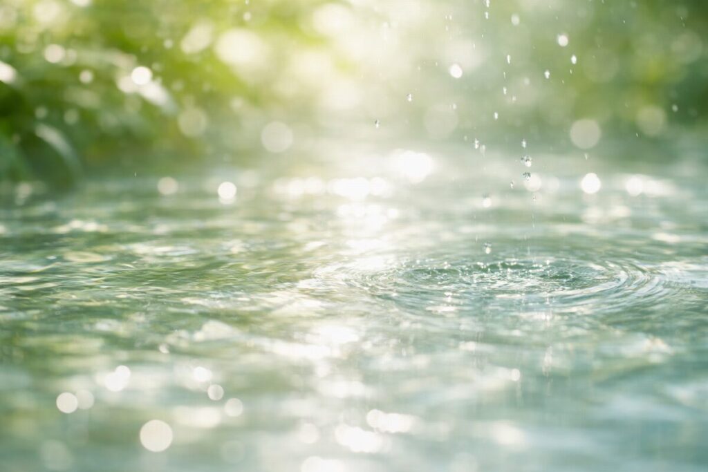 40代プチプラ美容液のイメージ｜光を受けた水面がやさしい透明感を表現するビジュアル