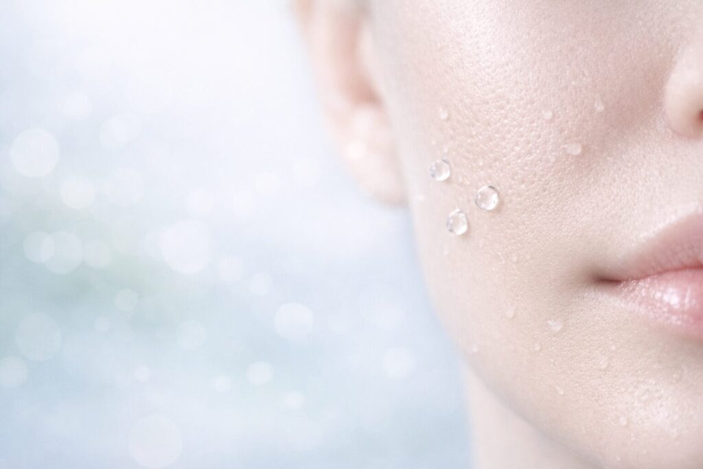 40代の毛穴悩みに向き合う、落ち着いた表情のフェイスラインイメージ