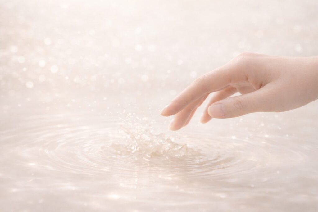 40代の肌に寄り添うセラミド美容液のなじみやすさと、みずみずしい使用感を表現したイメージ