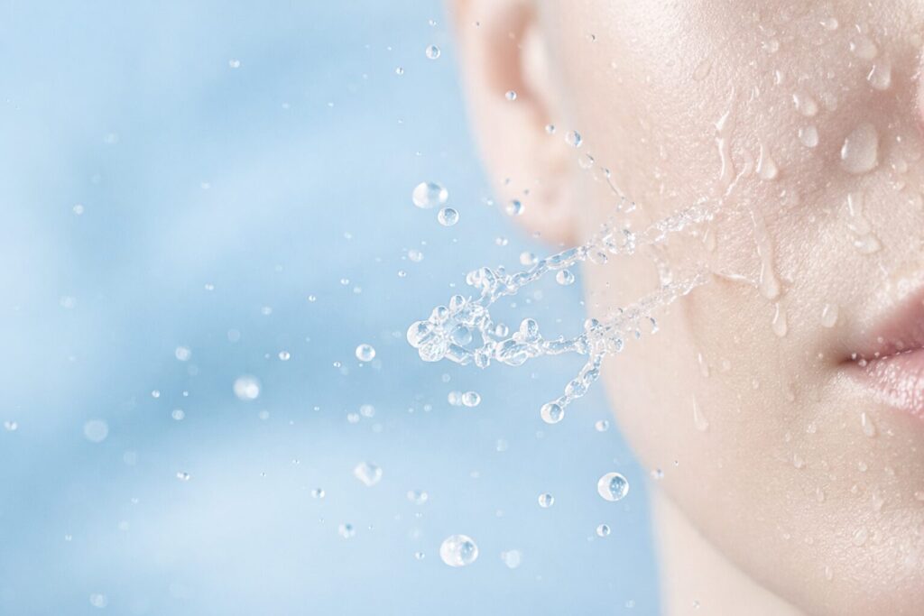 ナイアシンアミド美容液のみずみずしい使用感をイメージした水滴の表現