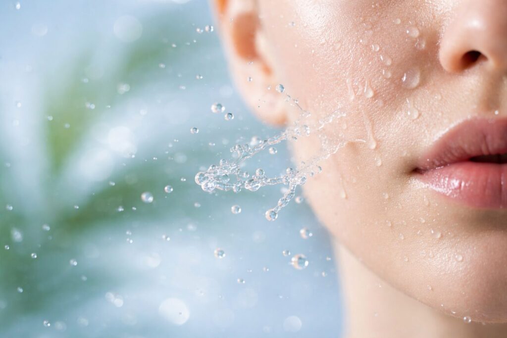 40代のシミ・くすみ対策を意識した、透明感のある肌印象を表現した顔のイメージ