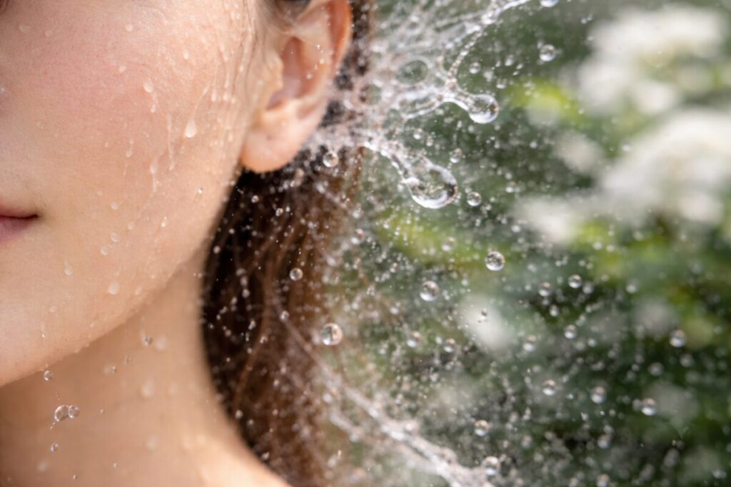 40代の肌印象をやさしく整えるイメージの、顔まわりと水滴の写真