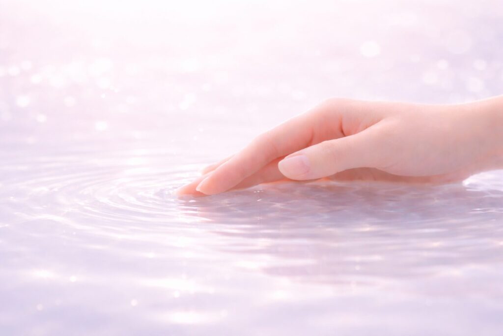 40代の糖化対策美容液を選ぶ際の、なじみや質感をイメージした手元と穏やかな水面