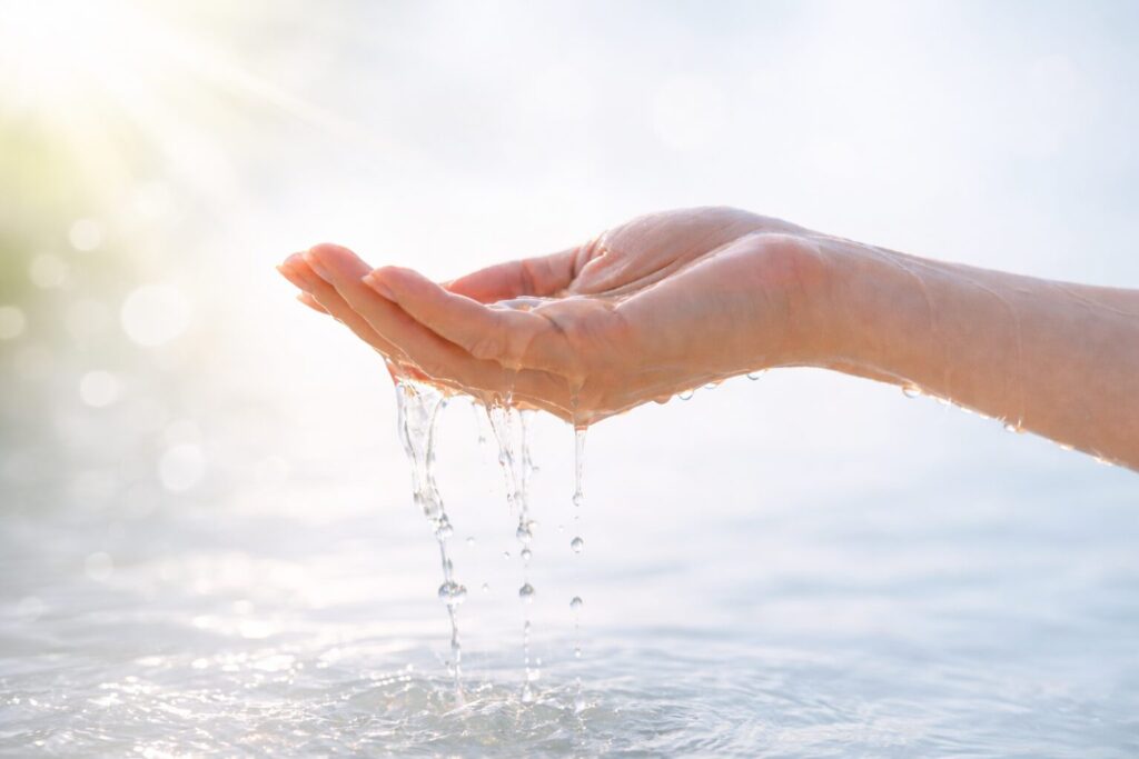 朝のスキンケアで美容液をなじませる手元のイメージ