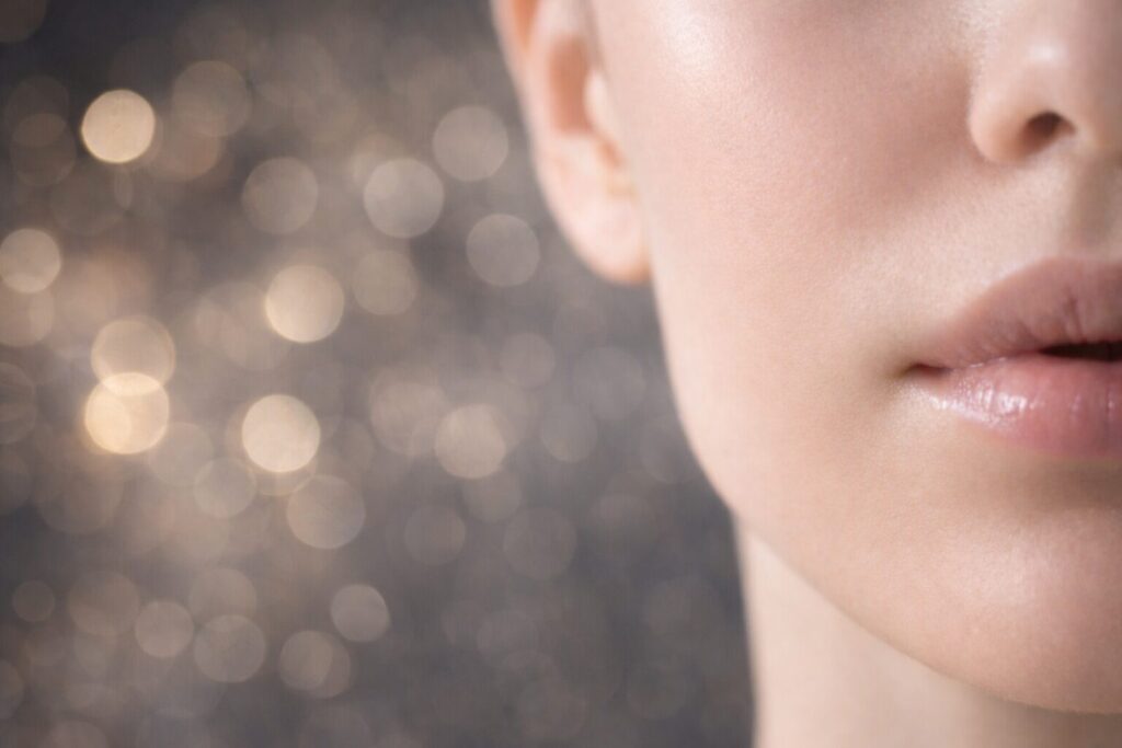 40代の夜のスキンケア時間をイメージした、落ち着いた表情のフェイスイメージ