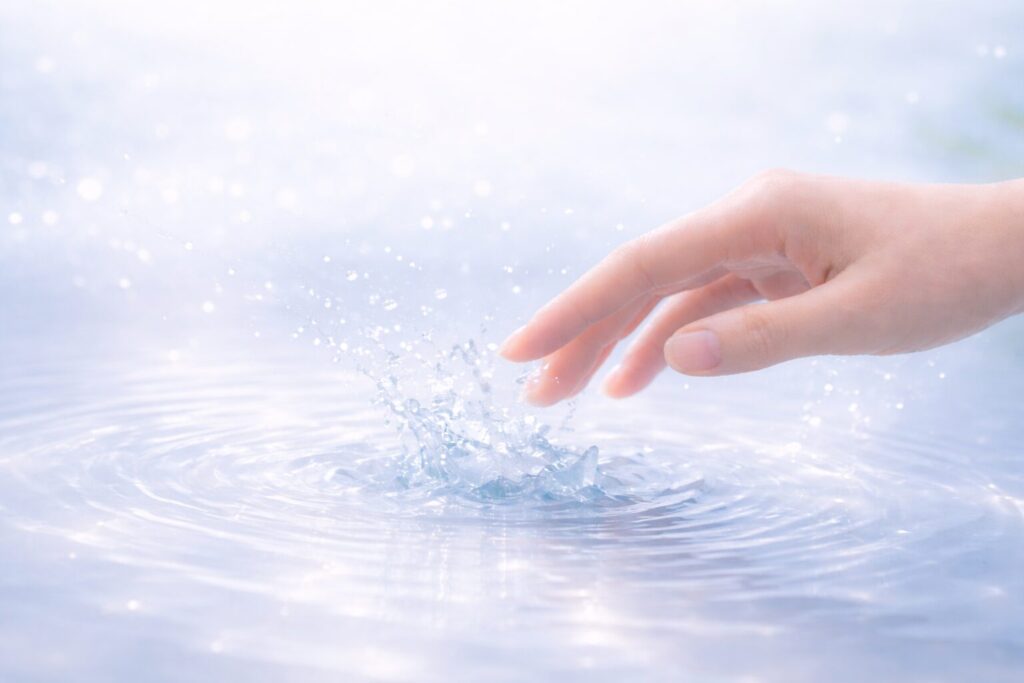 40代の肌にやさしくなじむ美白美容液をイメージした手元の写真