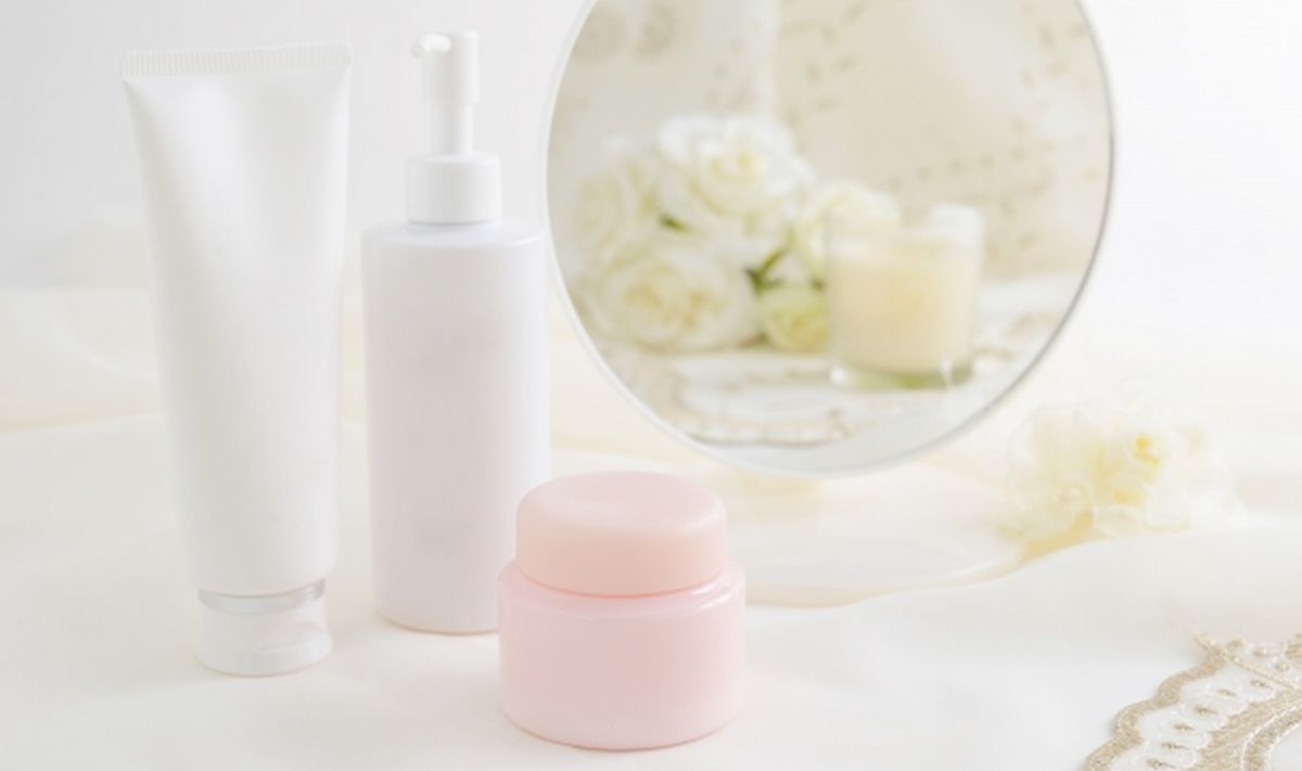 セラミド乳液を手に取り、肌にうるおいを与える40代女性のスキンケアイメージ