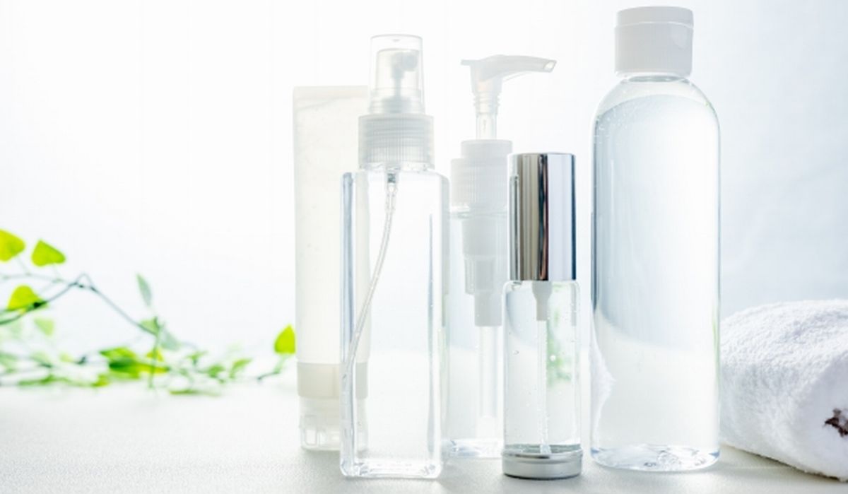 ドラッグストアで購入できる乳液を使う40代女性のスキンケアイメージ