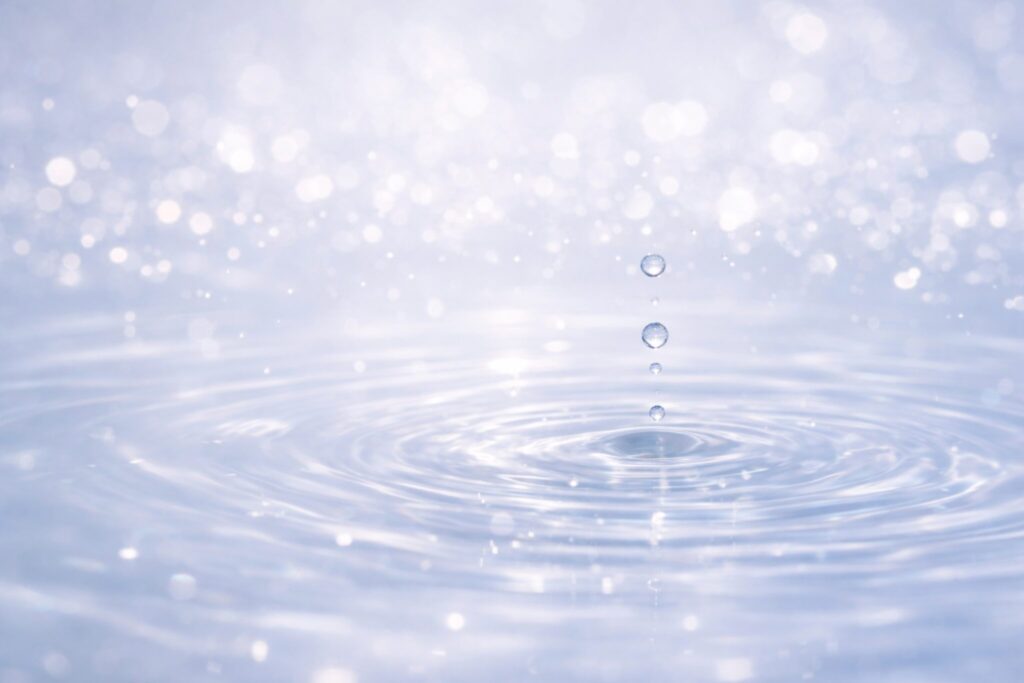 40代の目元ケアをイメージした、やさしい光とうるおい感のある背景
