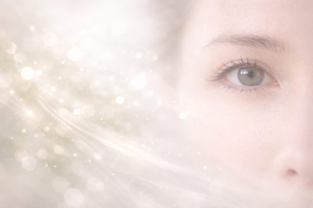 40代の目元を静かに写した、アイケアを意識するためのイメージ