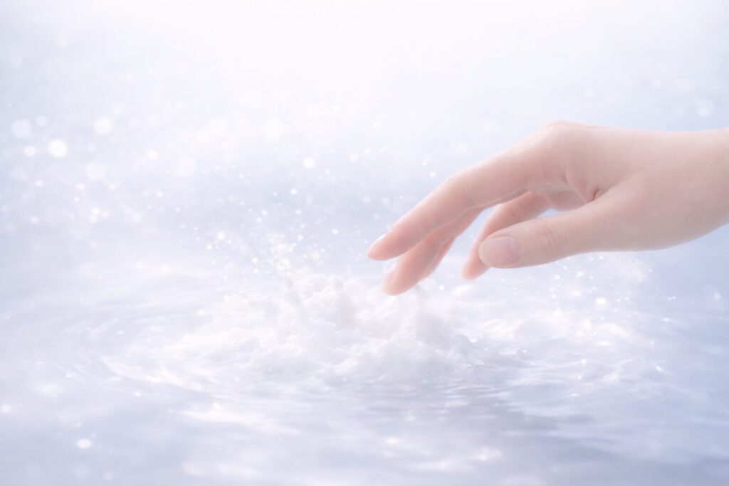 40代の目元ケアを考える際の、やさしく触れる手とうるおいを感じるイメージ