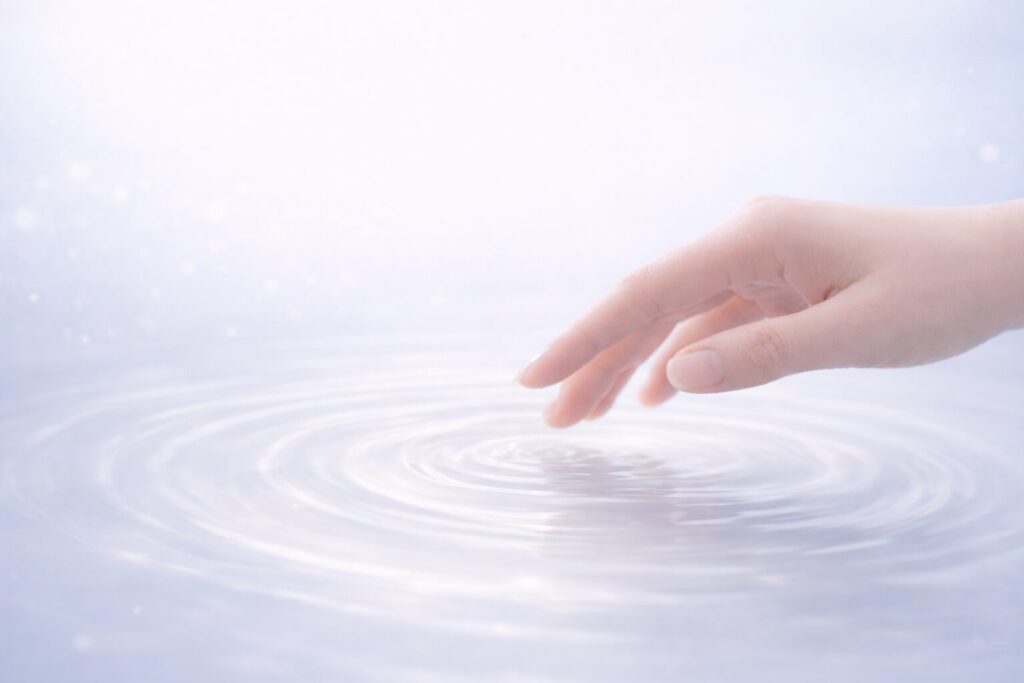 ゆらぎやすい時期のスキンケアを考える40代の手元イメージ