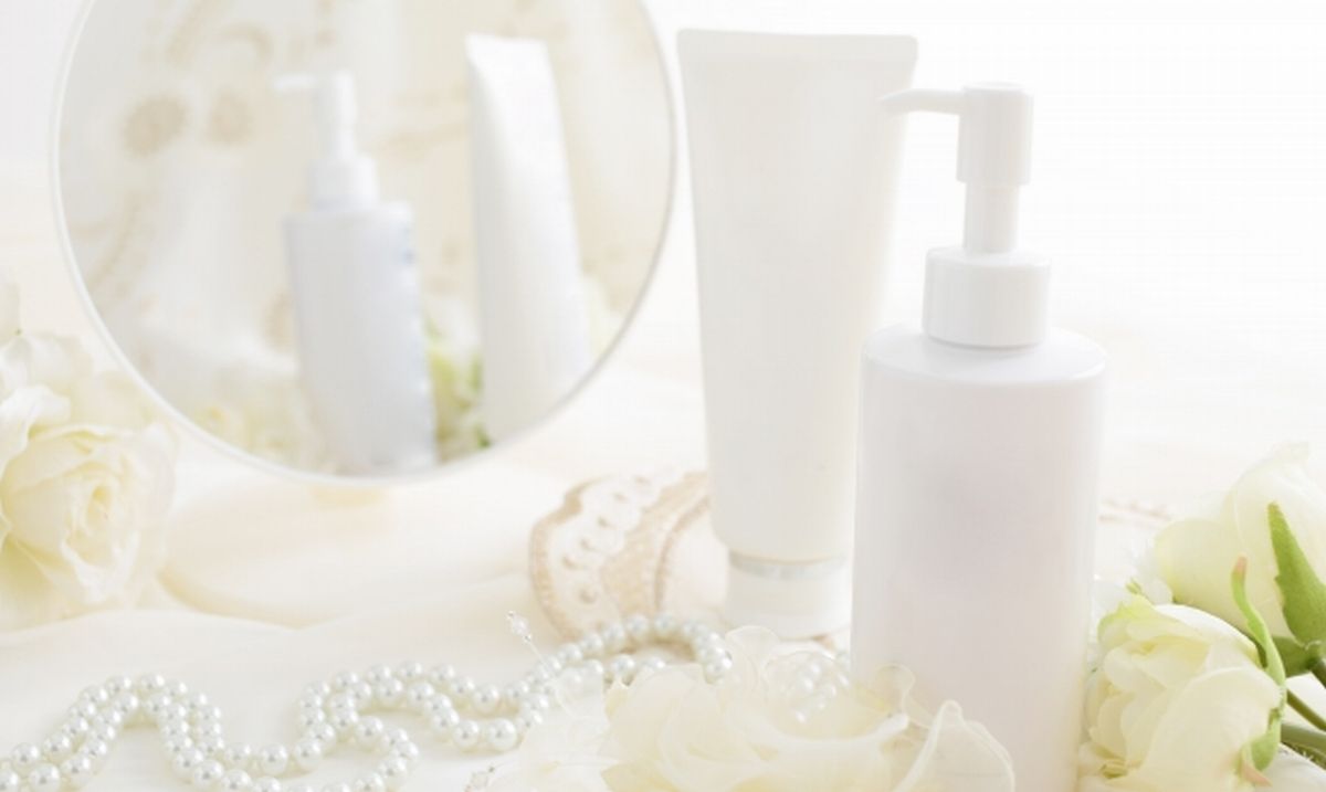 40代女性がヒアルロン酸乳液を手に取り、うるおいを与えるスキンケアイメージ