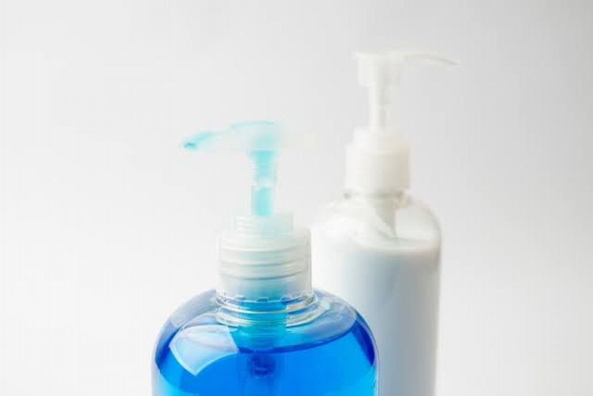 ポンプ式の乳液を使う40代女性のスキンケアイメージ