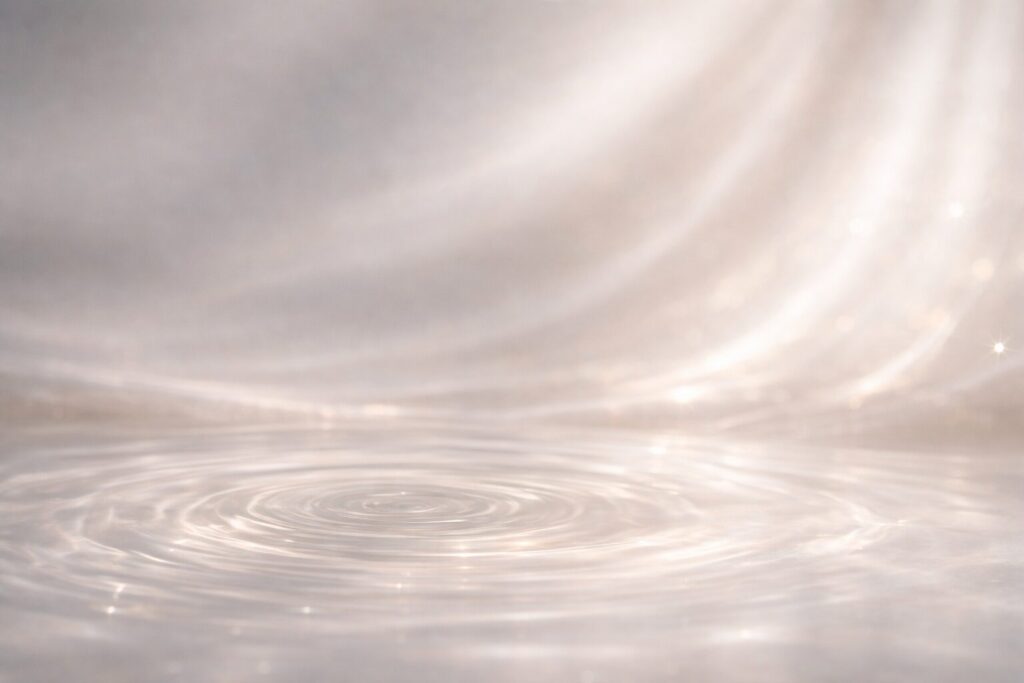 40代のシワケアをイメージした、水面にやわらかな光が差し込む静かなビジュアル