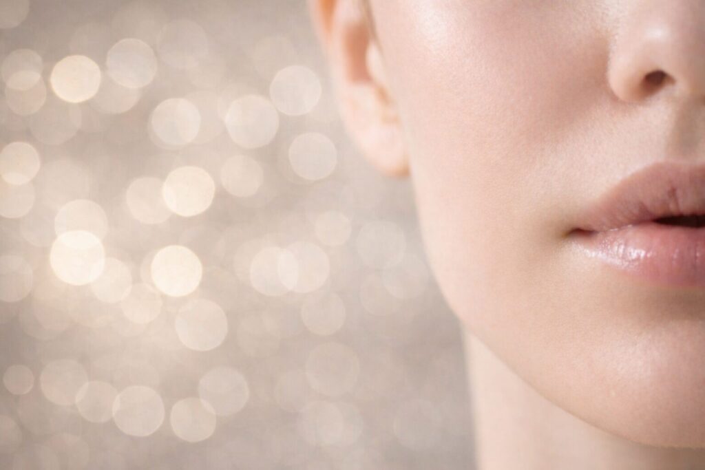 40代の肌にうるおいがなじんだ印象を伝える、やわらかな表情のフェイスイメージ