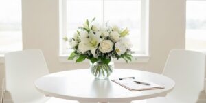 美容外科のカウンセリング室の様子（花、クリップボード、椅子）