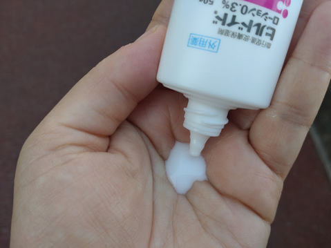 ウォーキング中にヒルドイドローションを手に出して保湿する様子。
