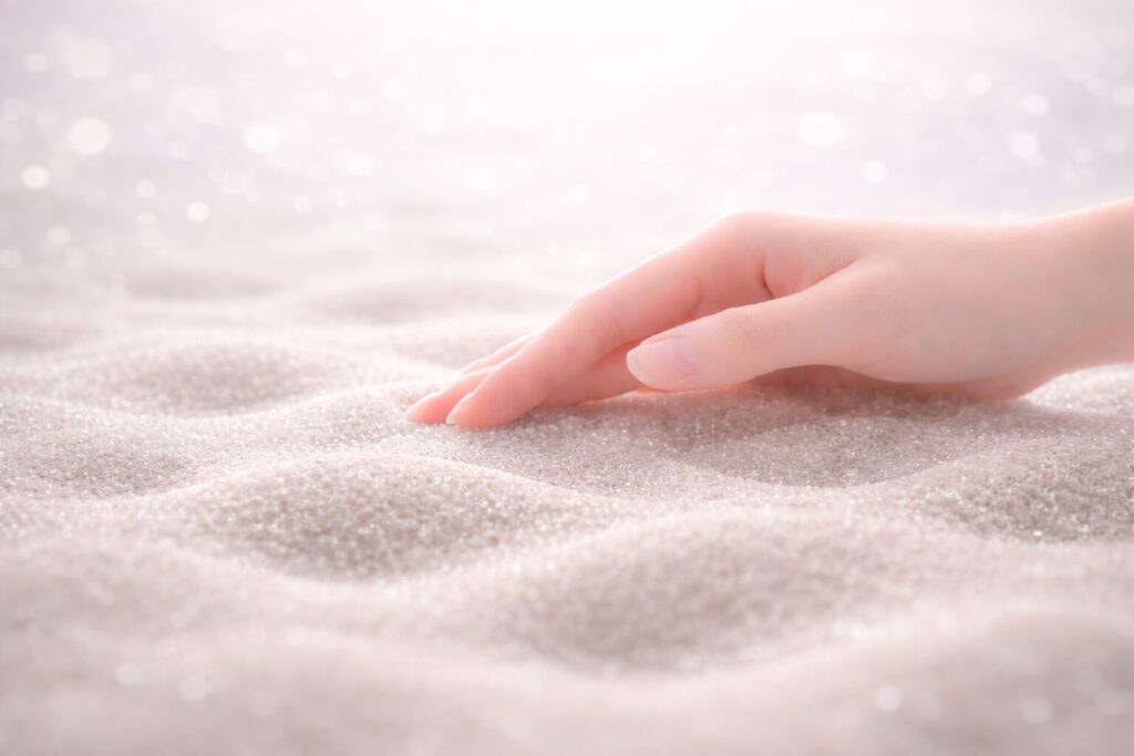 40代開き毛穴美容液の水分不足ケアをイメージした手とやわらかなキメ質感のビジュアル