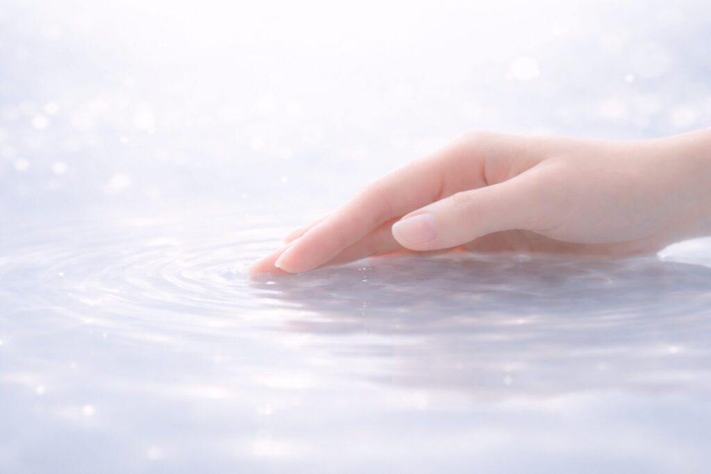 40代低刺激スキンケアのやさしい使い心地をイメージした水面と手のビジュアル
