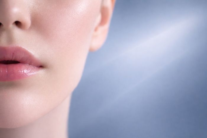 40代シワ・ハリ不足をイメージした女性の頬