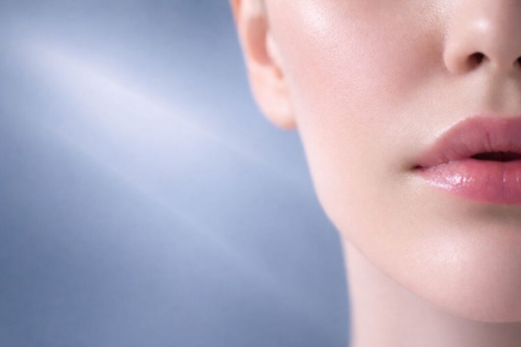 40代敏感肌の頬に必要な保湿をイメージしたやわらかな肌のアップ