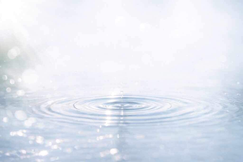 刺激を避ける基準を意識して美容液を選ぶ40代女性の頬